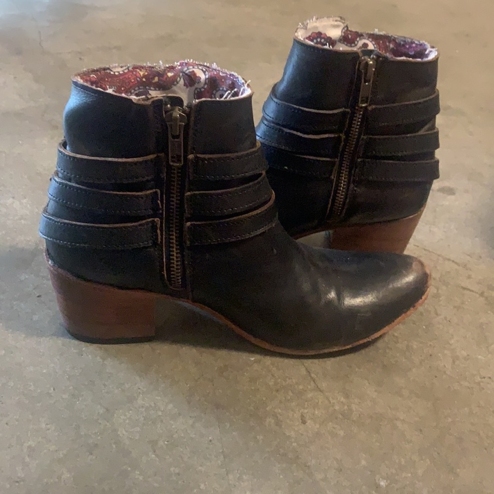 Freebird by Steven size 9 leather ankle booties - Picture 5 of 10